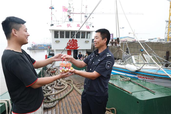 连云港赣榆宋庄镇：粽叶飘香送船家