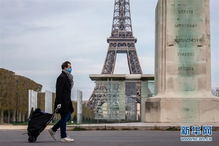 ▲资料图片：4月7日，在法国巴黎，一名戴口罩的男子外出购物。新华社发（奥雷利安·莫里萨尔 摄）