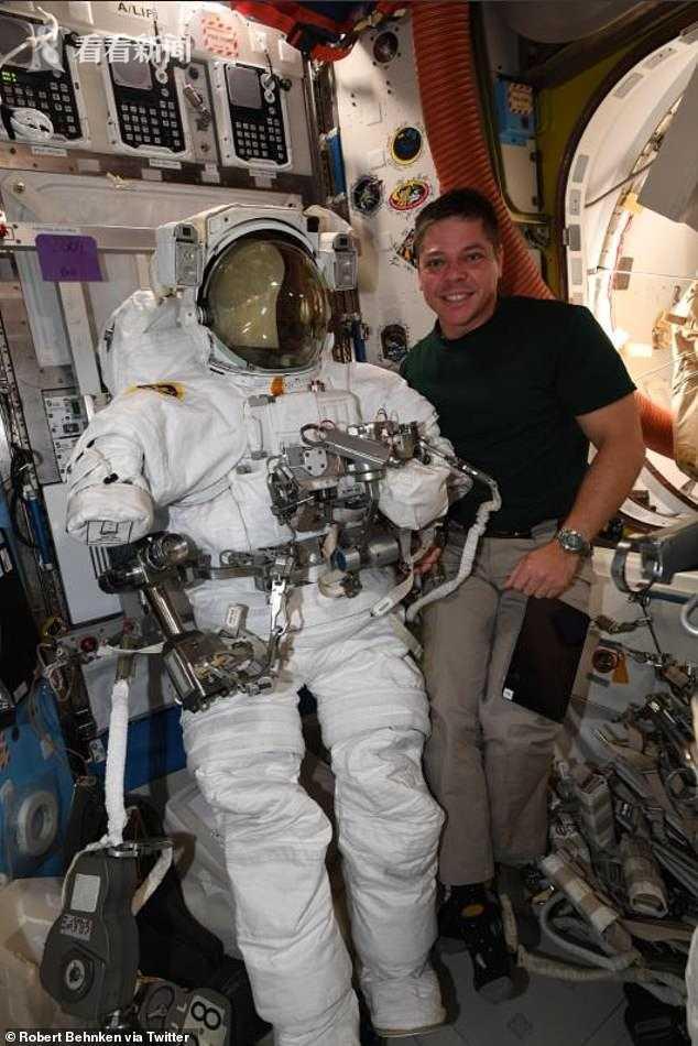 宇航员太空行走 手腕栓的小镜子“逃逸”1.7亿件太空垃圾又多一件
