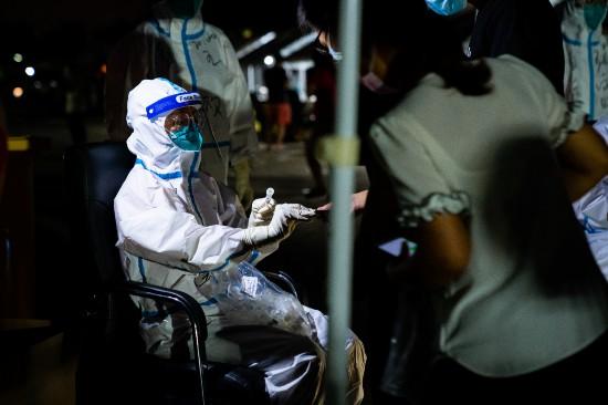 “疫”起再出发 端午护安康 首都医科大学师生志愿者助力核酸检测