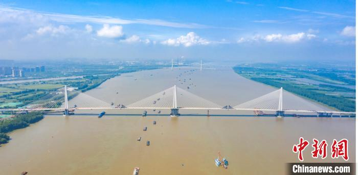     长江南京段上的第五座跨江大桥——南京长江第五大桥于6月28日顺利合龙。（资料图)　赵振宇　摄