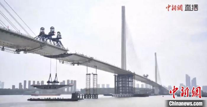 在建中的南京长江第五大桥。直播画面