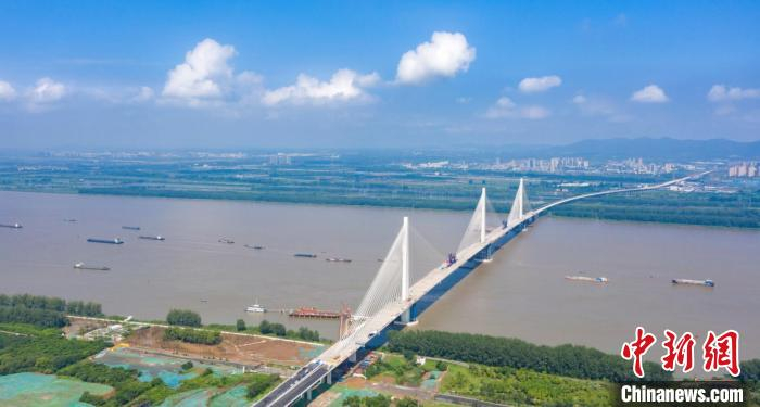 世界首座轻型钢混结构斜拉桥——南京长江第五大桥。(资料图) 赵振宇 摄