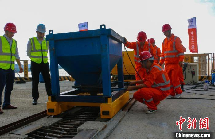 南京五桥合龙段的湿接缝浇筑。(资料图) 赵振宇 摄