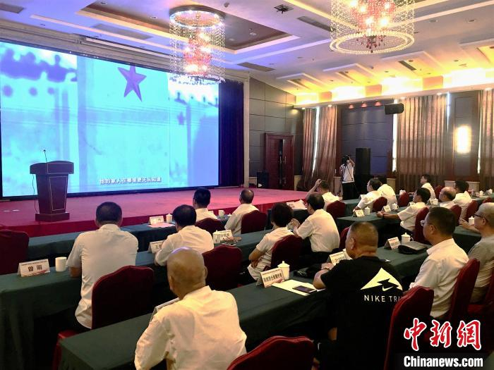 图为观看《寻剑》纪录片。　叶茂 摄