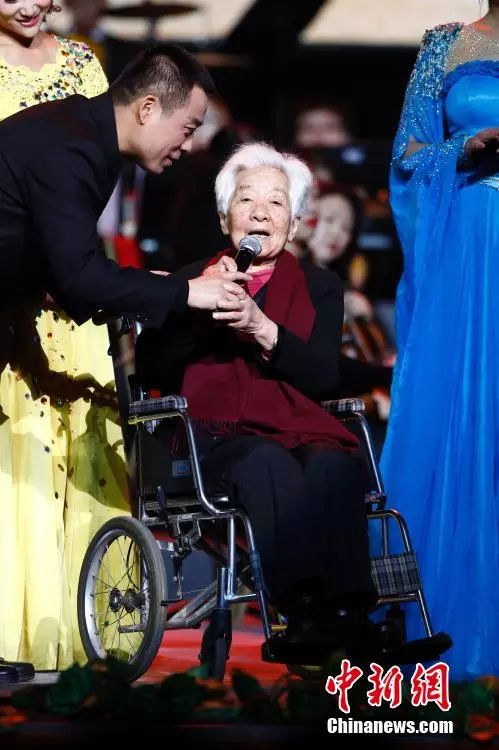 于蓝。中新社 富田 摄