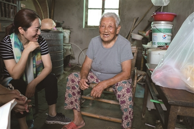  泰兴支行党支部志愿者(左)慰问贫困户