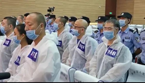 一排右一为贾延成，二排右起为贾延成团伙“保护伞”孙继林、杜安平、党延文。&nbsp; 未央法院 图