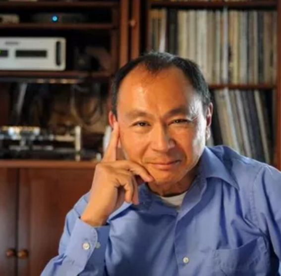 ▲弗朗西斯·福山（Francis Fukuyama）：日裔美籍学者，哈佛大学政治学博士，斯坦福大学政治学系教授，此前曾任教于约翰·霍普金斯大学尼兹高等国际研究院、乔治·梅森大学公共政策学院，曾任美国国务院政策企划局副局长、兰德公司研究员。著有《历史的终结与最后的人》、《信任》、《政治秩序的起源》等。