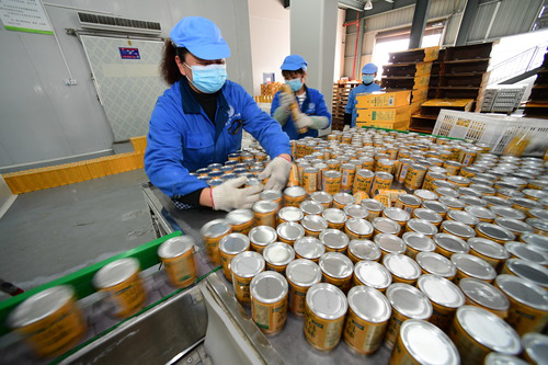 工人在包装刺梨饮料。新华社记者 杨盈 摄