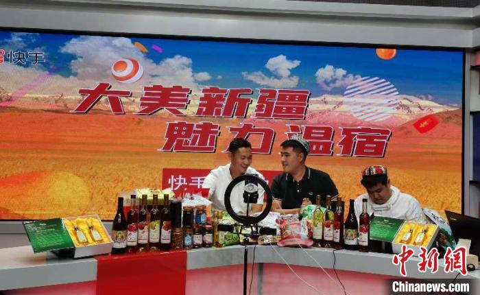 温宿县直播带货助力当地16种特色农副产品上线销售。　王安妮 摄