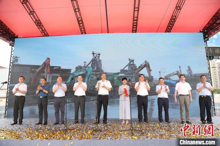 图为杭州市政府党组成员、副市长缪承潮宣布香积寺路隧道开通 杭州市运河集团供图 