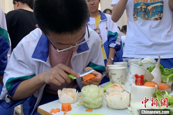 宁夏银川：自制“黑科技”亮相中学生运动会