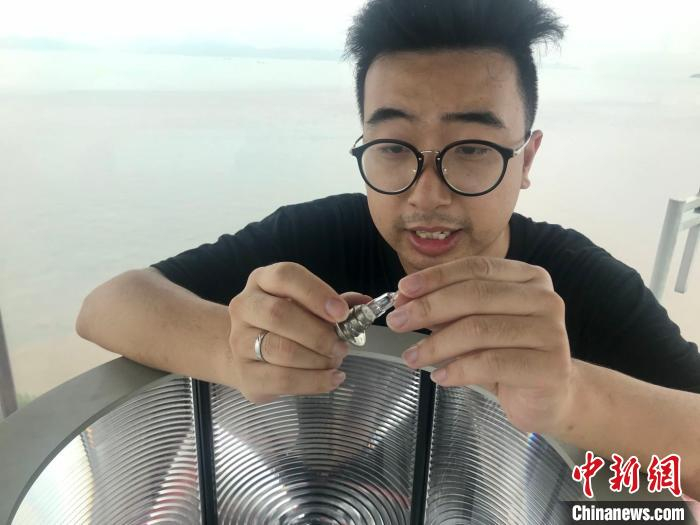 检查灯塔设备。　李典 摄