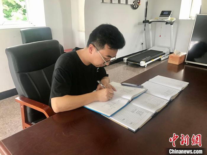 值班中的叶超群。　李典 摄