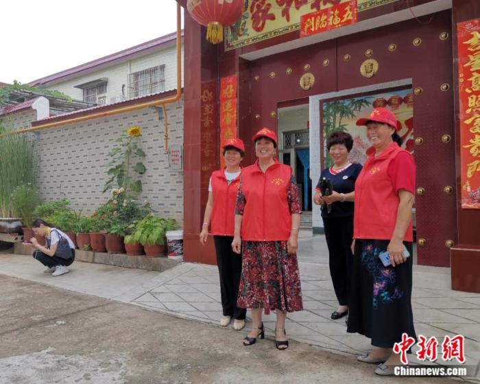 谷红霞(右二)和志愿者在一起。张旭 摄