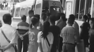  受伤男孩被送往医院。