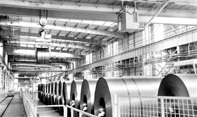 图为包钢股份金属制造公司冷轧“智能仓库”的无人行车。(资料图片)