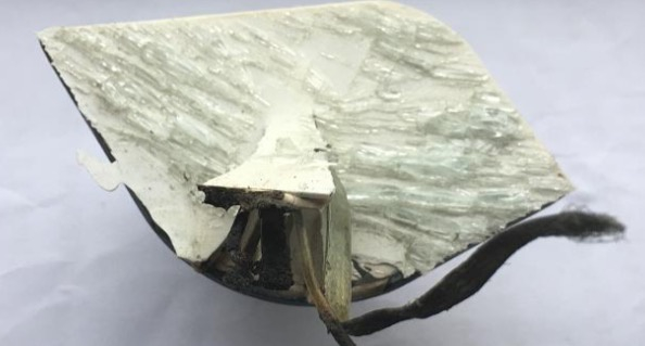 玻璃起裂点位于导线引出端