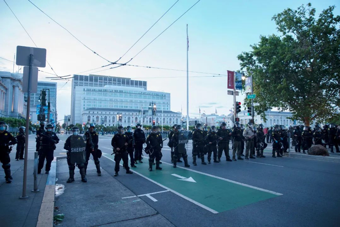  5月31日，在美国加利福尼亚州旧金山市，人们参加抗议活动，警察严阵以待。新华社发（李建国摄）