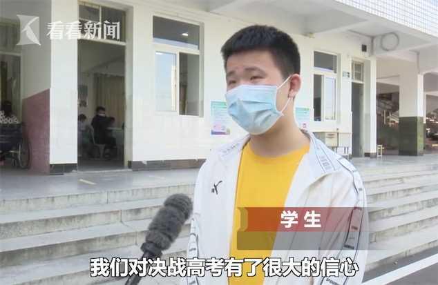 陪学生冲刺高考！班主任坐轮椅拄双拐坚持上课