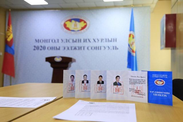 蒙古国选举总委员会向2020年议会选举候选人颁发证书
