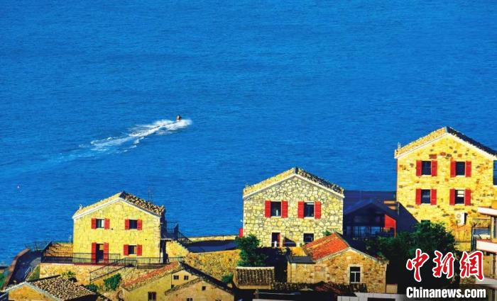 灰色石块垒砌而成的石屋，洋溢着浓郁的艺术气氛。　叶文龙 摄