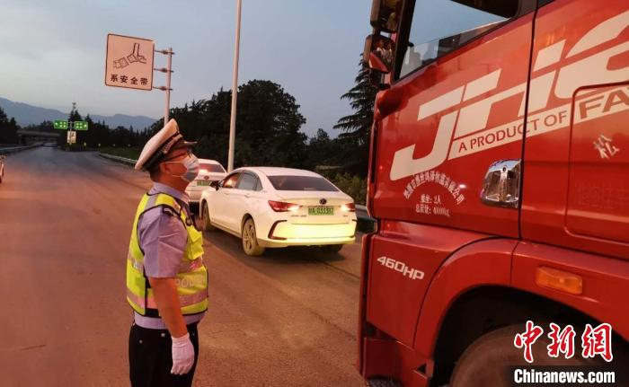 图为高速交警正在执勤。 河南高速警方供图