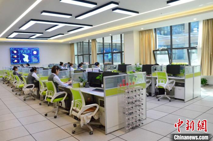 图为青海省西宁市城市运行管理指挥中心的12345话务大厅。　鲁丹阳 摄