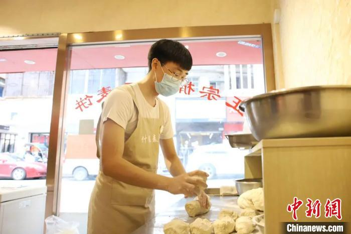 叶智敏在制作麦饼。永嘉宣传部供图