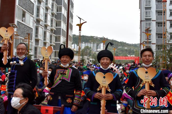     图为搬迁入住新房仪式现场。金阳县委宣传部供图