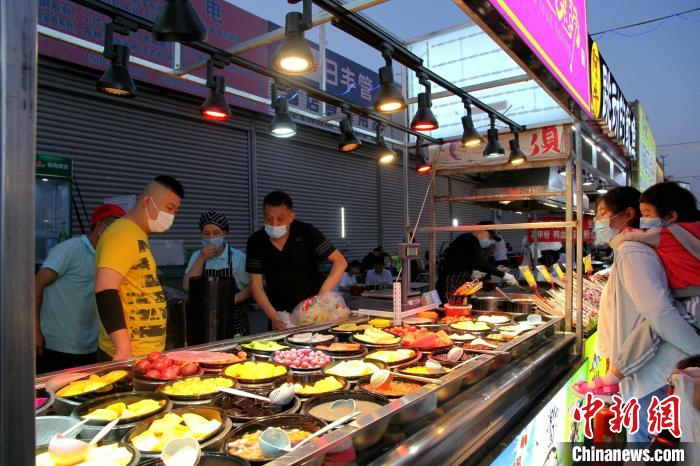     资料图。图为，在济南环联商贸城夜市，市民开启“逛吃”模式。　孙宏瑗　摄
