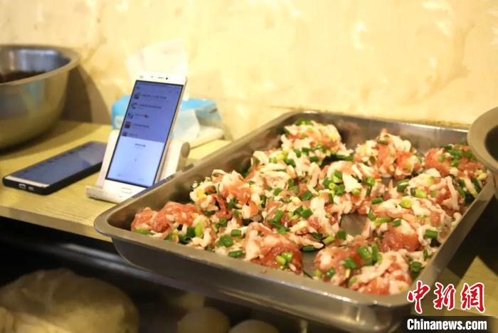 叶智敏准备好的麦饼馅。永嘉宣传部供图