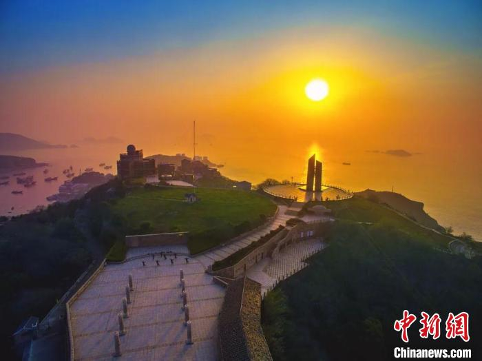 中国大陆新千年第一缕曙光首照地 叶文龙 摄