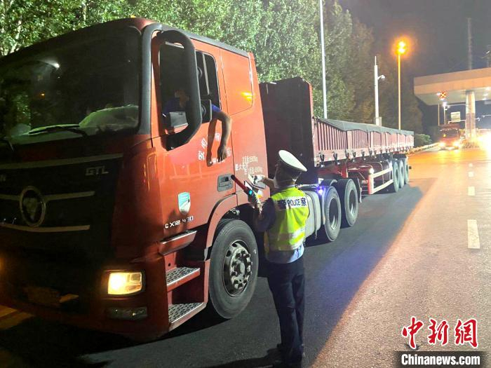 图为高速交警正在执勤。 河南高速警方供图