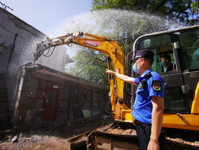 “临时办公场所”没手续 南横东街十年违建今日拆除