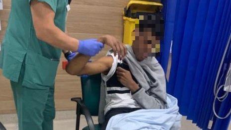 澳街头也现暴力执法：17岁原住民少年被警察猛踹，脸朝下倒地