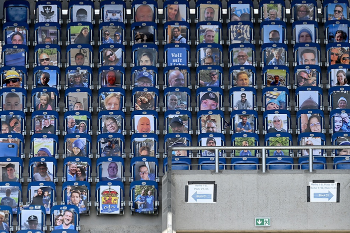 德甲看台上的球迷纸板。