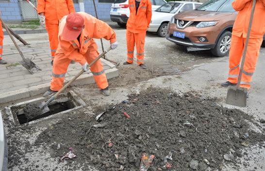 “诊治”隐患点、疏通马路边沟和排水沟渠 房山区窦店镇全力应汛