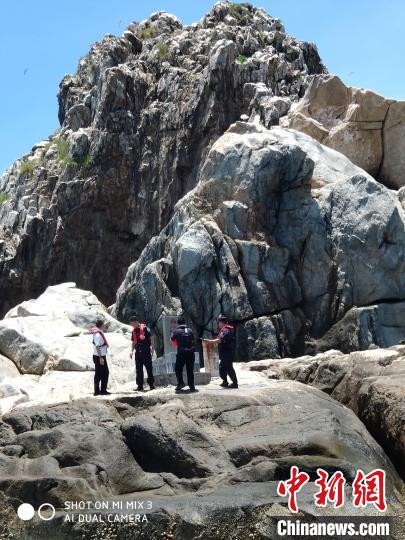 广东海洋综合执法总队惠州支队执法人员登岛 索有为 摄