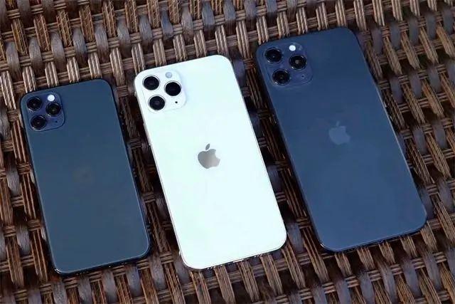 iPhone 12真机尺寸超小、单手可掌控：喜欢小屏手机的有福了