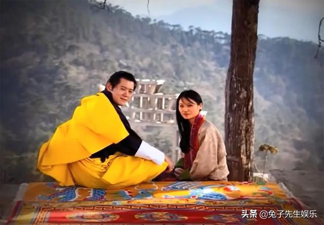 30岁不丹王后全身淋湿，在暴雨中成了“落汤鸡”，笑容却无比灿烂