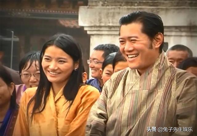 30岁不丹王后全身淋湿，在暴雨中成了“落汤鸡”，笑容却无比灿烂