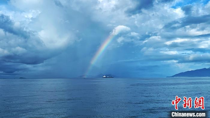 海上彩虹 索有为 摄