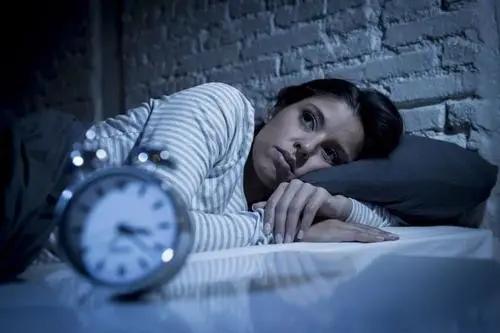 凌晨3、4点总是自动醒，中医提醒：牢记5个习惯，睡眠不比别人差