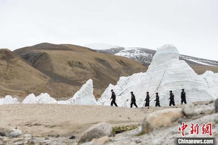 普玛江塘边境派出所民警们通过步巡对边境一线(岗布冰川)进行了全面细致的巡逻检查。　何蓬磊 摄