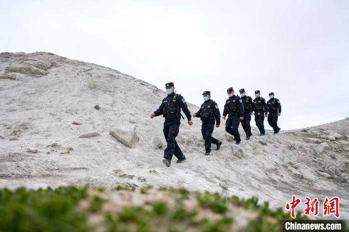 普玛江塘边境派出所民警们通过步巡对边境一线(岗布冰川)进行了全面细致的巡逻检查。　何蓬磊 摄