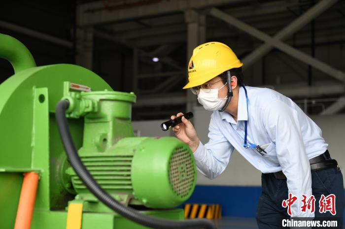 福建省鸿山热电有限责任公司的工作人员在检测调试设备。　兴轩 摄