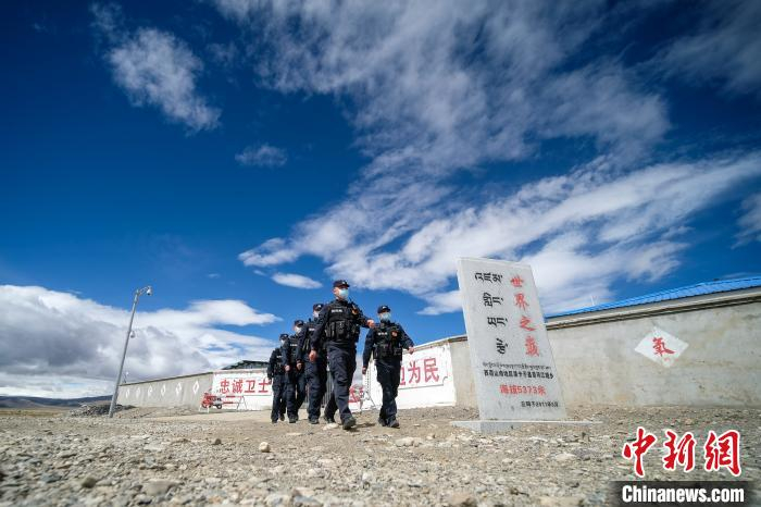 普玛江塘边境派出所民警出发前往巡逻点巡逻。　何蓬磊 摄