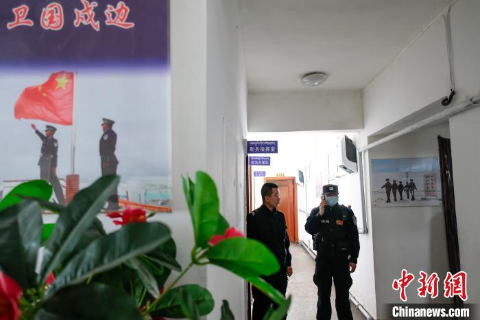 由于巡逻区岗布冰川没有通讯信号，普玛江塘边境派出所民警在巡逻前向家人打电话报平安。　何蓬磊 摄
